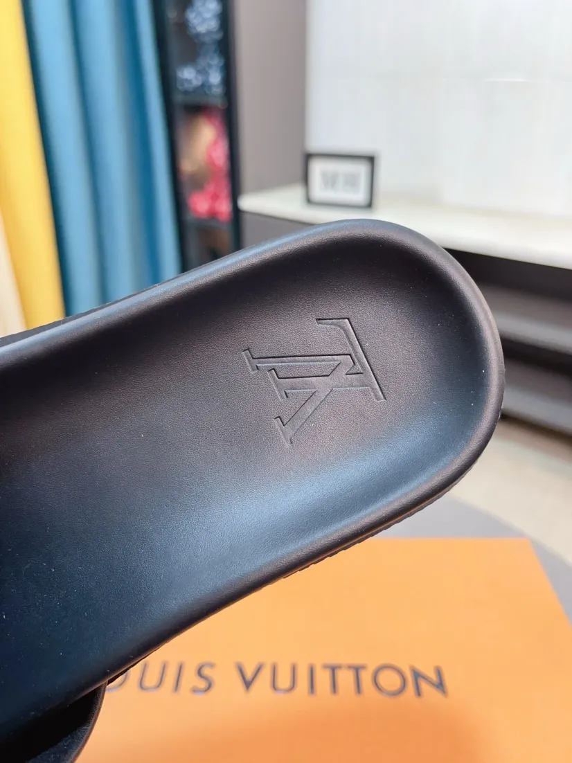 Ex-factory price 320🌹🌹 (lv-Louis Vuitton) new men's sandals, high-end boutique, exquisite embossed logo decoration on the upper, fine workmanship, super soft soles, casual, loose and comfortable, a must-have in summer! \nsize：38-44